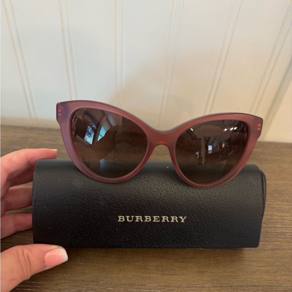 Burberry sunglasses excellent condition no scratches